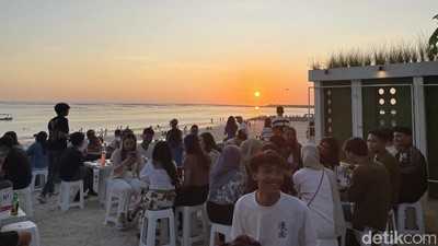 Cube De Palace, Spot Nongkrong Berhias Sunset di Pantai Kelan