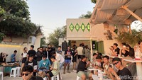 Karena konsepnya yang unik, modern, dan Instagramable membuat pengunjung di Cube De Palace selalu ramai. Kursi yang disediakan tidak cukup banyak ya traveler. Jika traveler ingin ke sini, disarankan untuk datang lebih awal agar tidak kehabisan kursi. 