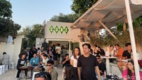Untuk mencicipi menu dari Cube De Palace, traveler tak perlu merogoh kocek yang dalam. Mulai dari Rp 18 ribu, traveler sudah bisa mendapatkan minuman. Sementara untuk harga makanan ringan dibanderol mulai harga Rp 20 ribu. 