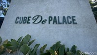 Ingin menghabiskan waktu menikmati sunset di Pantai Kelan, tapi bosan hanya duduk diam di bibir pantai. Cube De Palace solusinya. Berbeda dengan tempat nongkrong pada umumnya yang berlokasi di pusat kota, Cube De Palace menawarkan sensasi nongkrong sambil menikmati sunset di Pantai Kelan. Tentunya semakin sip ketika ditemani dengan segelas kopi.