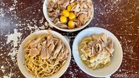 Menu yang ditawarkan di sini tentunya ada bakmi ayam kampung dengan porsi regular atau jumbo. Lengkap dengan pangsit rebus, bakso sapi, hingga bakso goreng yang menambah kelezatannya. Foto: detikFood