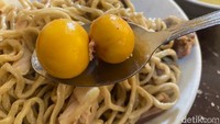 Telur mudanya juga gurih, dan tidak amis serta berpadu sempurna dengan kuah kaldu ayam. Foto: detikFood
