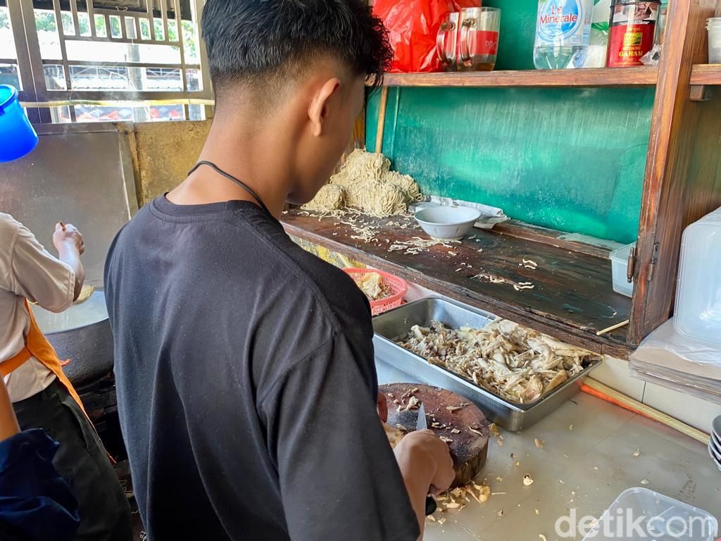 Dari Gerobak Kecil, Bakmi Asui Kini Jadi Legenda Bakmi Ayam Kampung di Jakarta Barat
