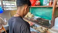 Bakmi Asui sudah eksis sejak tahun 1958 di Jakarta. Berawal dari gerobak kecil, kini Bakmi Asui jadi tempat makan bakmi ayam kampung legendaris di Jakarta Barat. Foto: detikFood