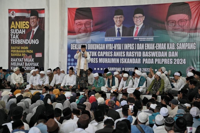 Disambut Pasukan Sakera, Bacapres Anies Hadiri Deklarasi Nyai dan Emak-emak Sampang