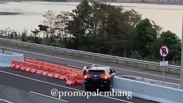 Emak-emak bongkar pembatas jalan tol.