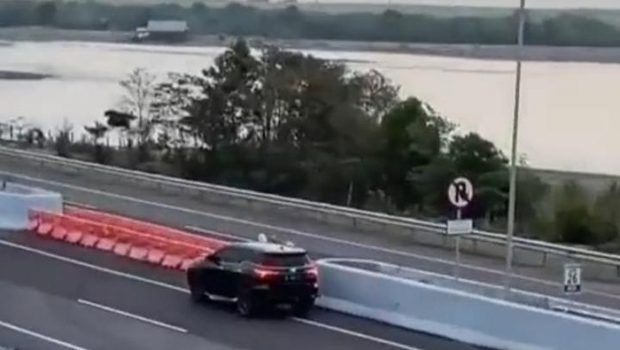 Emak-emak bongkar pembatas jalan tol.