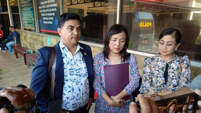 Esther didampingi dua pengacaranya melaporkan oknum polisi