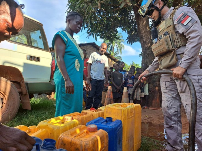Pasukan Formed Police Unit (FPU) Indonesia menyalurkan bantuan kepada warga di Bangui, Afrika Tengah. Penyaluran air bersih tersebut dilakukan untuk mendukung misi perdamaian SIMIC Minusca.