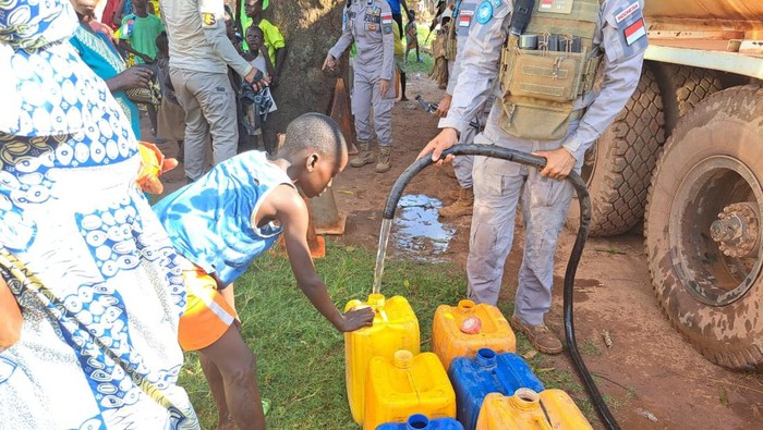 Pasukan Formed Police Unit (FPU) Indonesia menyalurkan bantuan kepada warga di Bangui, Afrika Tengah. Penyaluran air bersih tersebut dilakukan untuk mendukung misi perdamaian SIMIC Minusca.