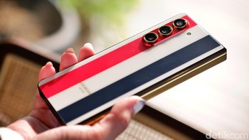 Bagian cover belakang menampilkan garis merah, putih dan biru khas Thom Browne yang melintang dari atas ke bawah. Foto: Adi Fida Rahman/detikINET