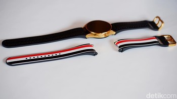Samsung memberikan dua strap khusus, yakni black pebble leather dan kulit bergaris warna merah, putih, dan biru. Foto: Adi Fida Rahman/detikINET
