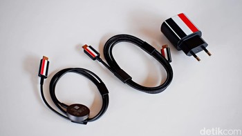 Ada charger, adaptor dan kabel data yang dihiasi nuansa Thom Browne. Foto: Adi Fida Rahman/detikINET