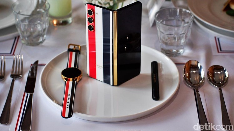 Galaxy Z Fold 5 Thom Browne