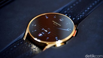 Galaxy Watch 6 memiliki bodi berwarna emas. Foto: Adi Fida Rahman/detikINET