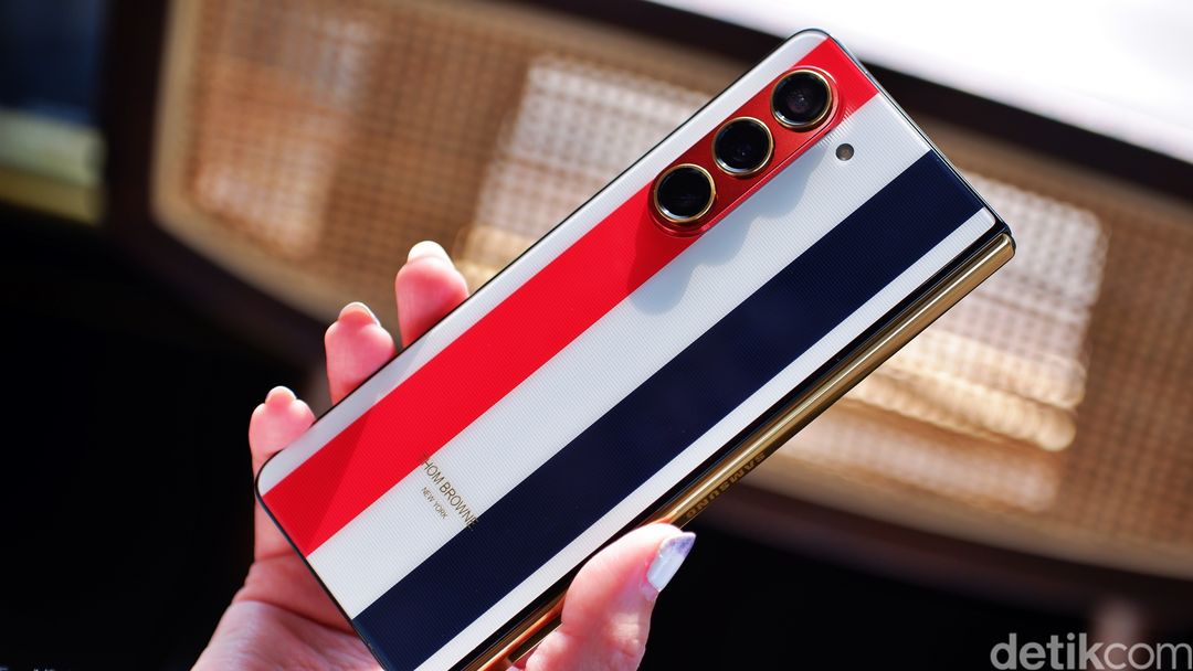 Galaxy Z Fold 5 Thom Browne