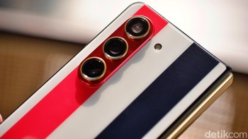 Modu kameranya berwarna merah dengan ring gold tiap lensa. Bila dilihat seksama ada detail garis terlihat seperti kain pada cover belakangnya.  Foto: Adi Fida Rahman/detikINET
