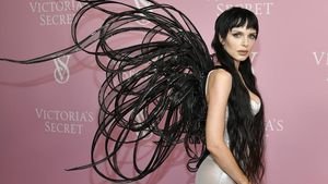 Adu Gaya Seleb di Red Carpet Victorias Secret, Julia Fox Hingga Halima Aden