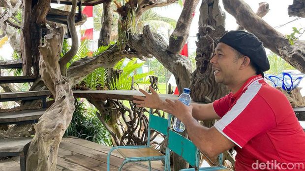 I Gede Rediawan, owner dari Sari Timbul Glass Factory
