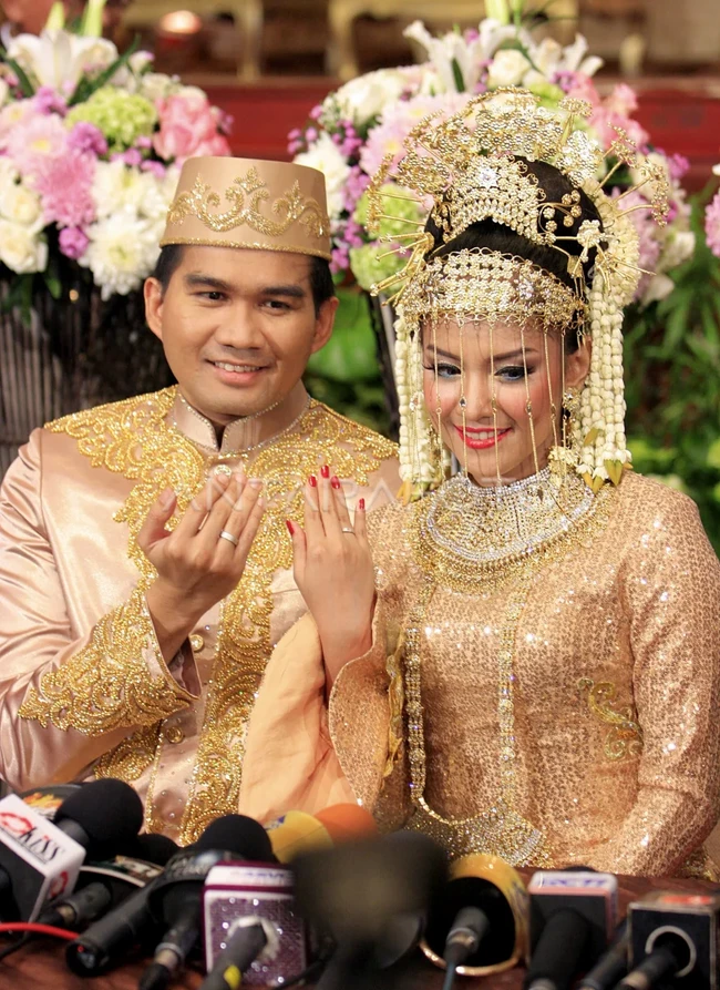 Menikah pada 30 Oktober 2011, Intan Nuraini dan Donny Azwan Putra juga memilih mengusung adat Betawi. Keduanya tampil kompak mengenakan busana pernikahan adat Betawi. Pada pernikahannya tersebut Intan dan Donny juga menggunakan tanjidor khas Betawi. Foto: instagram/intan_nuraini23