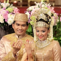 Menikah pada 30 Oktober 2011, Intan Nuraini dan Donny Azwan Putra juga memilih mengusung adat Betawi. Keduanya tampil kompak mengenakan busana pernikahan adat Betawi. Pada pernikahannya tersebut Intan dan Donny juga menggunakan tanjidor khas Betawi. Foto: instagram/intan_nuraini23