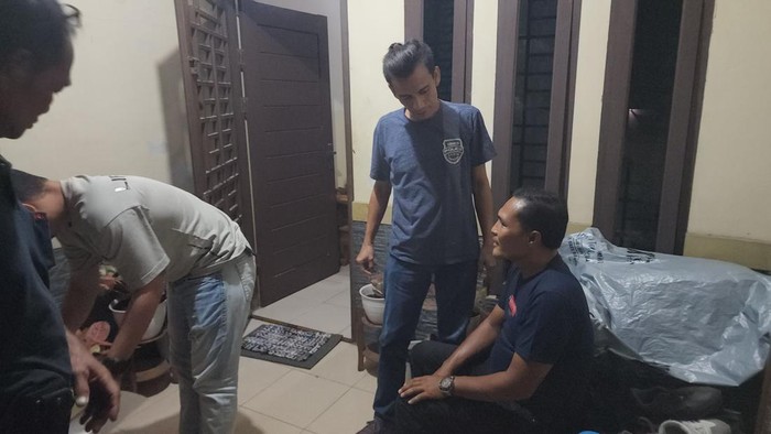 IS (duduk) saat ditangkap polisi. (Foto: Dok. Polrestabes Medan)