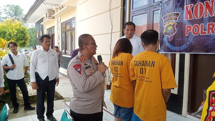 Sepasang kekasih diamankan polisi usai hendak antar sabu di Sarolangun, Jambi (Dok Polres Sarolangun)