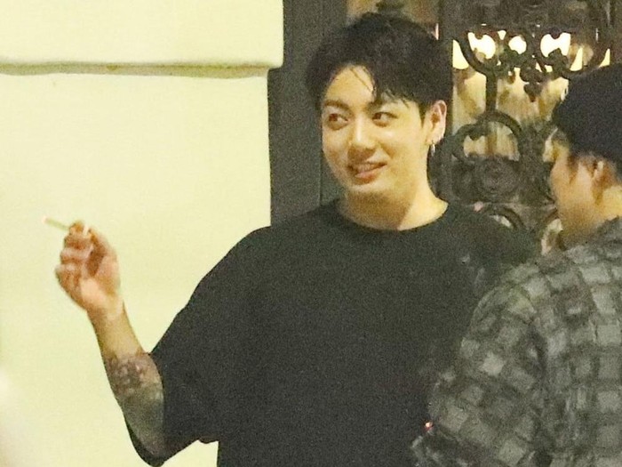 Jungkook BTS tertangkap kamera merokok di Los Angeles