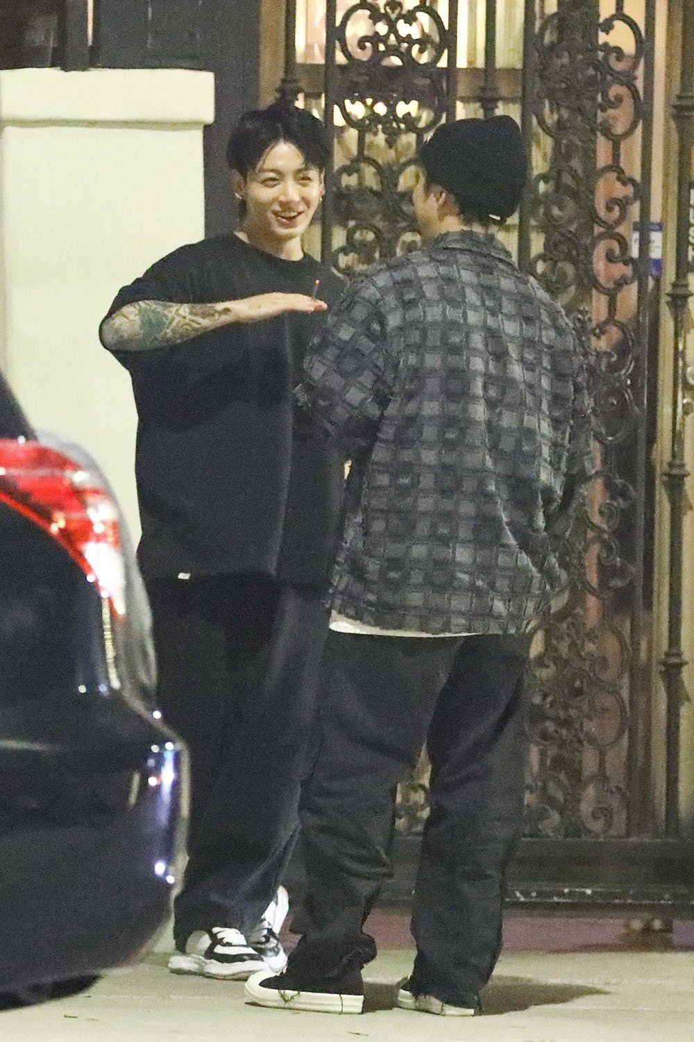 Jungkook BTS tertangkap kamera merokok di Los Angeles