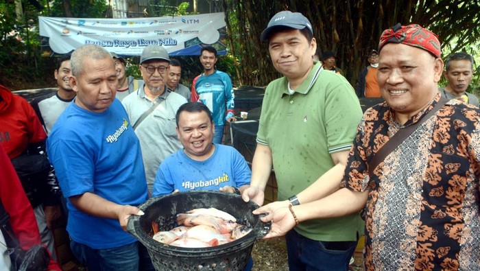 Jurnalis Mancing Indonesia Gelar Panen Raya Budidaya Ikan Nila Vietor Heglind TobingΒ Sr. Analyst II PT Perusahaan Gas Negara Tbk (kanan) bersama anggota Jurnalis Mancing Indonesia (JMI) panen ikan nila merah hasil budidaya ikan sistem bioflok di JMI Jago, Bilabong, Bogor, Sabtu (9/9/2023).
