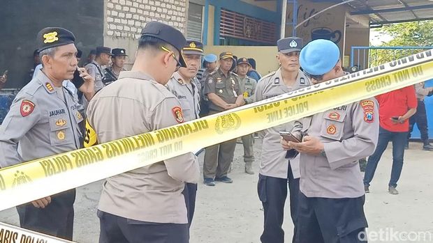 Kafe yang menyediakan maksiat di Pamekasan dirusak hingga dibakar massa