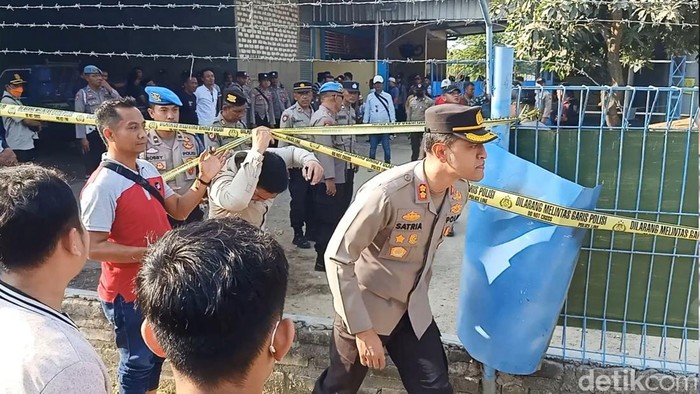 Kafe yang menyediakan maksiat di Pamekasan dirusak hingga dibakar massa