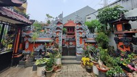 Di tengah Kota Bekasi ada sebuah kampung yang berada di perkotaan dan dekat industri. Kampung tersebut adalah Kampung Bali yang terletak di Jalan Merpati Bali Nomor 49, RT 011/RW 009, Kelurahan Harapan Jaya, Kecamatan Bekasi Utara, Kota Bekasi. (Weka Kanaka/detikcom)