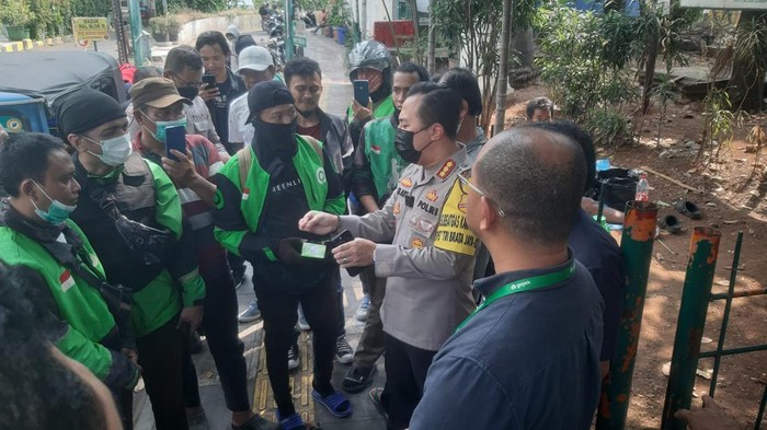 Kapolres Jaksel Kombes Ade Ary edukasi bahaya judi online ke sopir ojol (Dok.istimewa)
