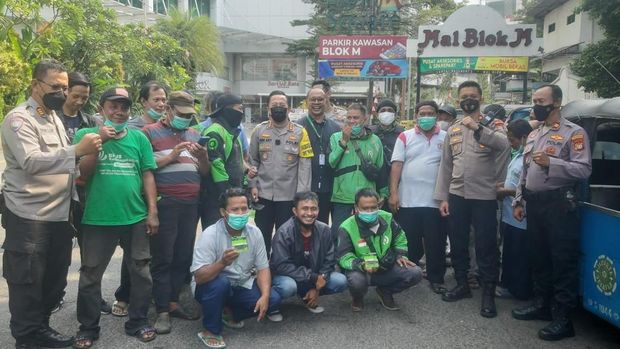 Kapolres Jaksel Kombes Ade Ary edukasi bahaya judi online ke sopir ojol (Dok.istimewa)