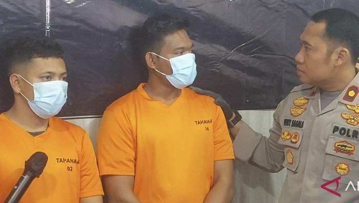 Kapolsek Kelapa Gading Kompol Vokky Herlambang Sagala menanyai tersangka perdagangan obat keras ilegal berinisial K dan R saat pengungkapan kasus