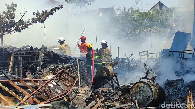 Kebakaran gudang dan lahan di Tlogomulyo, Pedurungan, Kota Semarang, Sabtu (9/9/2023).