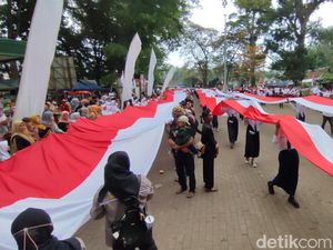 Kirab Merah Putih 1.001 Meter Meriahkan Milangkala Gong Perdamaian di Ciamis
