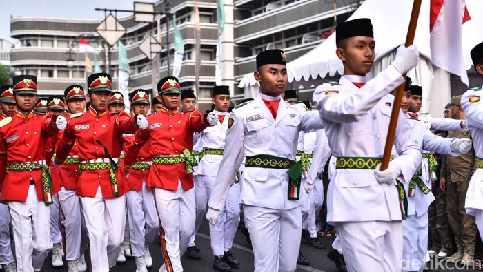 Kirab Pancasila di Jalan Asia Afrika Bandung.