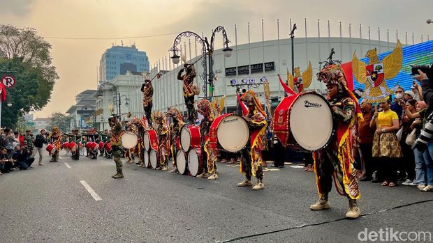 Kirab Pancasila di Jalan Asia Afrka Bandung.