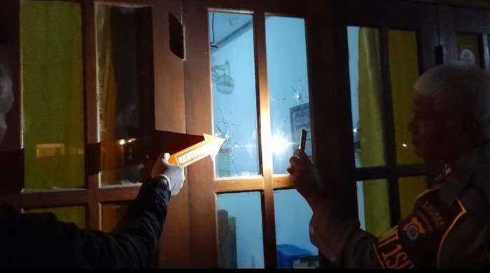 Kondisi kaca jendela rumah dukuh yang rusak usai ditembak orang tak dikenal di Panjatan, Kulon Progo, DIY. Foto diunggah pada Sabtu (9/9/2023).