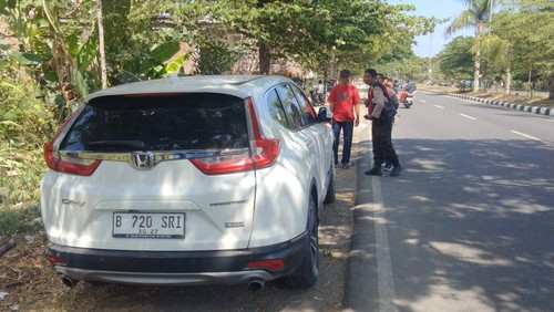 Kondisi mobil yang ditumpangi istri gubernur NTB setelah terlibat kecelakaan di Jalan Bypass BIL Lombok Tengah, Sabtu (9/9/2023). (Foto: dokumentasi warga)