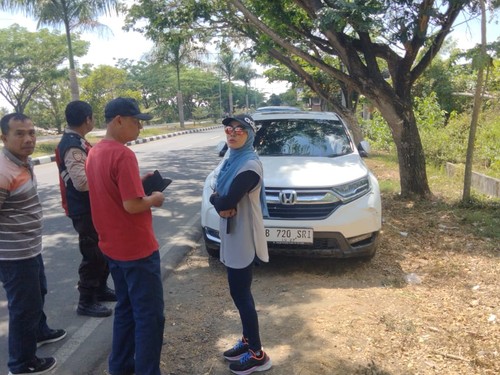 Kondisi mobil yang ditumpangi istri gubernur NTB setelah terlibat kecelakaan di Jalan Bypass BIL Lombok Tengah, Sabtu (9/9/2023). (Foto: dokumentasi warga)