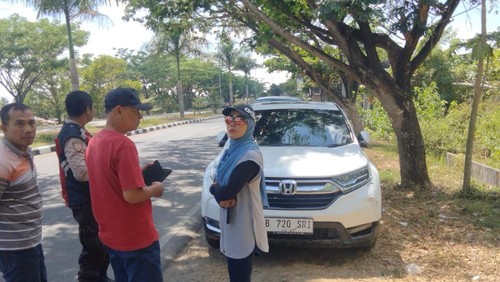 Kondisi mobil yang ditumpangi istri gubernur NTB setelah terlibat kecelakaan di Jalan Bypass BIL Lombok Tengah, Sabtu (9/9/2023). (Foto: dokumentasi warga)