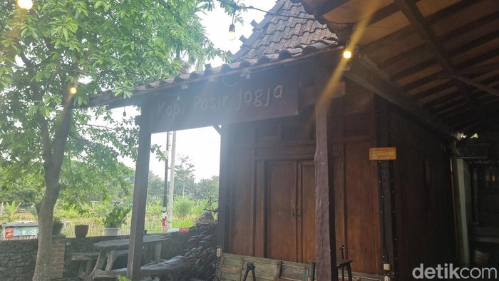 Bagi traveler yang ingin menikmati waktu santai yang menenangkan di Jogja, bisa coba singgah ke kafe unik satu ini, Kopi Pasir Jogja. Kafe ini berlokasi di Jalan Kaliurang km 12.5, Candi Dukuh, Sardonoharjo, Kecamatan Ngaglik, Kabupaten Sleman.