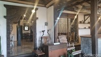 Begitu masuk traveler akan disambut dengan furnitur-furnitur kayu yang tampak tradisional dan pernak-pernik seperti guci dan tempat wewangian yang dibawa langsung dari Turki. Traveler juga akan disuguhkan dengan pemandangan perkampungan dengan kebun yang luas di depannya.