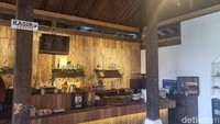 Di Kopi Pasir Jogja ini, traveler bisa menemukan ‘Shisha’, tabung untuk merokok asal Timur Tengah yang menggunakan tembakau basah dengan perasa. Kopi Pasir menjadi salah satu pelopor penggunaan shisha di Yogyakarta. Banyak pelanggan yang datang untuk mencoba shisha di sini karena ada shisha maker yang telah terjamin rasanya.