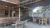 Kopi Pasir memiliki berbagai menu andalan khas Timur Tengah yang siap memanjakan lidah traveler, seperti kopi pasir, nasi kebuli, sego kademen, dan doener. Berbagai menu ini telah disesuaikan dengan lidah orang Indonesia.