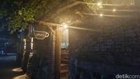 Kopi Pasir Jogja menggabungkan konsep ala Timur Tengah pada makanan dan minuman dengan arsitektur bangunan ala Jawa yang cukup kental. Pemilik kafe, Romi Saputra merupakan alumni pesantren Gontor yang pernah melakukan pengabdian khusus di Turki, sehingga ia membawa budaya Turki dalam kafenya yang sudah dibuka sejak tahun 2018 ini.