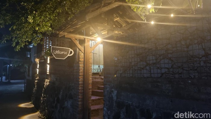 Kopi Pasir Jogja, Padukan Budaya Timur Tengah dengan Nuansa Jawa Bagi traveler yang ingin menikmati waktu santai yang menenangkan di Jogja, bisa coba singgah ke kafe unik satu ini, Kopi Pasir Jogja. Kafe ini berlokasi di Jalan Kaliurang km 12.5, Candi Dukuh, Sardonoharjo, Kecamatan Ngaglik, Kabupaten Sleman.